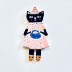 作品ピンクのワンピースを着た黒猫ちゃんブローチ