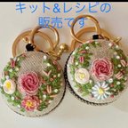 作品《キット&レシピ》立体刺繍　薔薇🌹とマーガレット　マカロンポーチ   