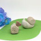作品「ハートのおうちに帰るでんでん虫」かたつむり置物　梅雨のオブジェ　カタツムリのインテリア　家型　置き物　6月　雨の日　陶器　陶芸　お家