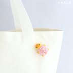 作品【４月の数量限定】チョコチップイチゴカメロンパンのブローチ