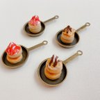 作品【受注製作】フライパンチャームにのったパンケーキ🥞（チョコバナナ・ストロベリー）