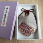 作品218 日本刺繍/祈りの蓮華袋「花畑」(ベージュ地、紫花系）/  お祝い 和のギフト 和風プレゼント 伝統工芸 着物 手刺繍 巾着 縁起物 お守り 和柄 