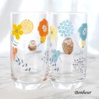 作品北欧風フラワーとハリネズミの可愛いペアグラス　お花畑を散歩するハリネズミ　オレンジとブルーのペアグラス
