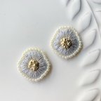 作品No.81 ハンドメイド　刺繍　ビーズ　ピアス　イヤリング　花　グレー　くすみ