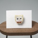 作品つけ襟猫ちゃんの手刺繍ブローチ・白猫×オッドアイ