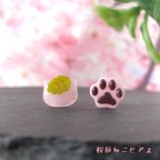 作品桜餅ねこピアス  サージカルステンレス 316L 樹脂ピアス イヤリング　アレルギー対応 レジンピアス 小ぶり 小さい  ねこ ネコ　ピンク　肉球ピアス