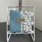 作品ティッシュケース　携帯ティッシュケース　箱ティッシュ　折りたたみ式　カバンに付けられる　ラミネート生地　持ち歩き　花柄　水色　ブルー