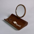 作品デコ・アクセサリー(取り外すと手鏡になるミラーとアクセサリーを使いながら飾る木製スタンドトレー、ウォールナット材)