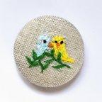 作品＊くるみボタンの刺繍ブローチ＊緑の中でおはなしするセキセイインコさん