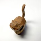 作品木彫り動物（面彫り）『見上げる微笑みねこ』