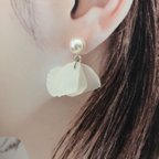 作品花びらピアス ホワイト 