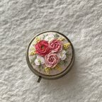 作品リネンと刺繍のバラのピルケース5