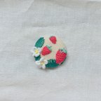 作品いちごの立体刺繍くるみボタン