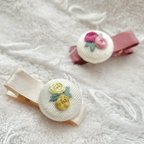 作品送料無料✨ 【刺繍】お花のベビーヘアクリップ💐　くるみボタン　ヘアピン　アクセサリー　ベビー　キッズ　子ども　こども　子供　赤ちゃん　ドール　犬　ペット