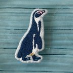 作品ペンギン　刺繍　ブローチ（歩くペンギン①）