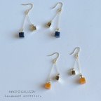 作品☆小さなスクエア🔹🔸が揺れるピアス／イヤリング/