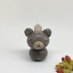作品小さなクマのかわいい置物　頭におうちを乗せた癒しの珍しいデザインオブジェ　熊