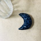 作品青い月のブローチ　陶器 瑠璃A