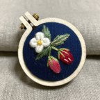 作品刺繍枠のブローチ　いちご