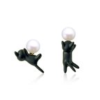 作品猫に真珠 pierced earrings ピアス 戯れ猫 Playing cat ピアス スタッド アクセサリー パール 淡水パール 真珠 淡水真珠 天然石 猫 ネコ ねこ 子猫 仔猫 黒猫 卒業式