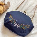 作品【即納】ミモザのショルダーバッグ（ネイビー×青のお花畑）　～手刺繍のがま口バッグ～