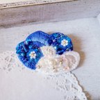 作品冬の雪のキラキラ＊白い葉っぱと青いお花の刺繍ブローチ＊ビーズとスパンコール