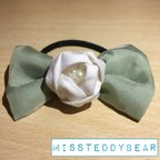 作品おしゃれな白いバラと緑のリボンのヘアゴム White Rose with Green Bow Hair Tie