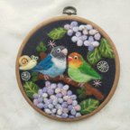 作品(中サイズ)紫陽花とボタンインコの壁掛け