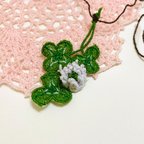 作品シロツメクサと花を束ねた刺繍の首飾り