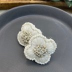 作品お花の刺繍ピアス　ホワイト