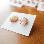 作品ビーズ刺繍ピアス　サンドベージュ　コットンパール