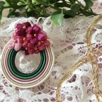 作品 刺繍糸で編んだ紫陽花とソウタシエのペンダントトップ