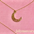 作品Crescent Moon Necklace