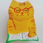 作品本を読む猫ブローチ