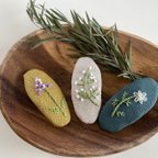 作品リネンの小花刺繍ぱっちんどめ(3個セット)