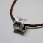 作品feather roll necklace（レザー）