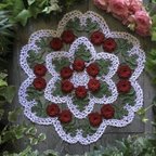 作品レース編みのドイリー・イングリッシュガーデンのつる薔薇(真紅)   38 cm