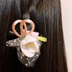 作品白薔薇ヘアピンコサージュ(ピンク)