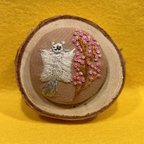 作品くるみボタン刺繍ヘアゴムorブローチ　モモンガとピンクの小花