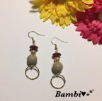 作品ベージュ×ゴールドピアス