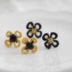 作品小さな花の刺繍ピアス　山吹色