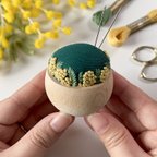 作品【刺繍キット】ミモザのピンクッション（深みグリーン）　解説動画付き