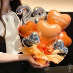 作品アシンメトリー ナンバーバルーン付き バルーンギフト　バルーンブーケ　バースデー　名前　プレゼント 記念日　　ウェルカムスペース　名入れ　推し　生誕祭　開店祝い　発表会　周年祝い　バルーンアレンジ　