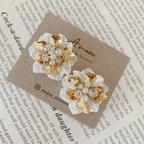 作品[送料無料] white goldy flower pierce