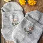 作品野の花の刺繍靴下