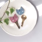 作品【受注制作】革にゃんこ 【くすみカラー2色選択】猫キーカバー※2個セットではありません