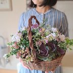 作品パウダーピンクのビオラと葉牡丹の花籠ギャザリング