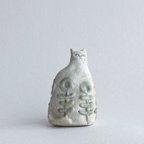作品《ぷっくり水色の花と猫（子猫）》陶土の置物