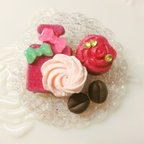 作品お菓子のブローチ