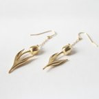 作品【16KGP】tulip pierce  / ピアス サージカルステンレス SUS316L 金属アレルギー対応 ゴールド マットゴールド チューリップ  揺れる シンプル  送料無料         